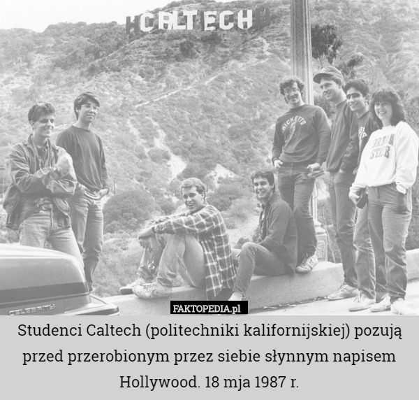 Studenci Caltech (politechniki kalifornijskiej) pozują przed przerobionym przez siebie słynnym napisem Hollywood. 18 mja 1987 r. 
