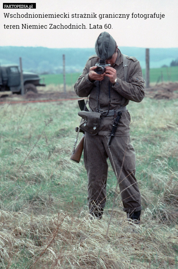 Wschodnioniemiecki strażnik graniczny fotografuje teren Niemiec Zachodnich. Lata 60. 