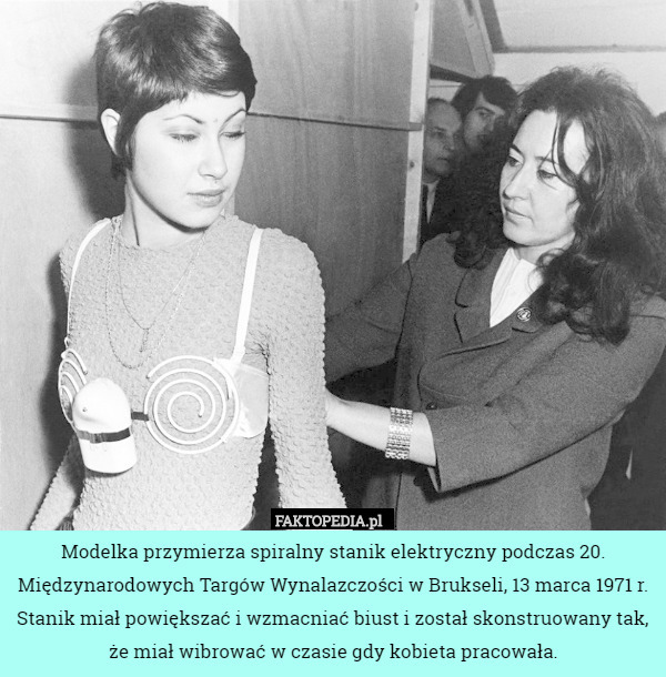 Modelka przymierza spiralny stanik elektryczny podczas 20. Międzynarodowych Targów Wynalazczości w Brukseli, 13 marca 1971 r.
Stanik miał powiększać i wzmacniać biust i został skonstruowany tak, że miał wibrować w czasie gdy kobieta pracowała. 