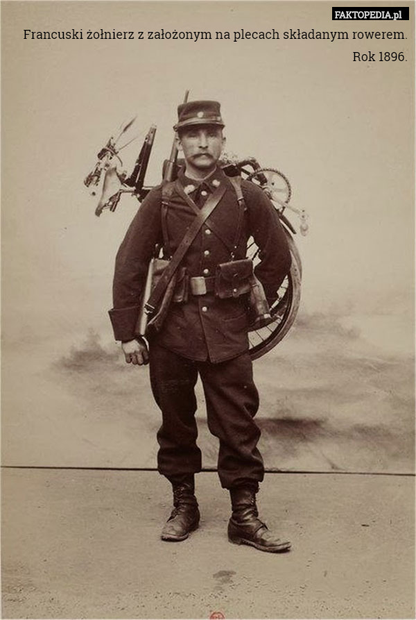Francuski żołnierz z założonym na plecach składanym rowerem. Rok 1896. 