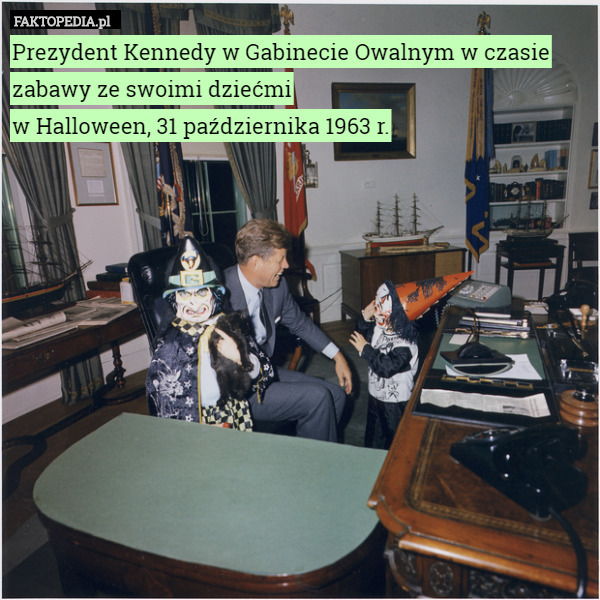 Prezydent Kennedy w Gabinecie Owalnym w czasie zabawy ze swoimi dziećmi
w Halloween, 31 października 1963 r. 