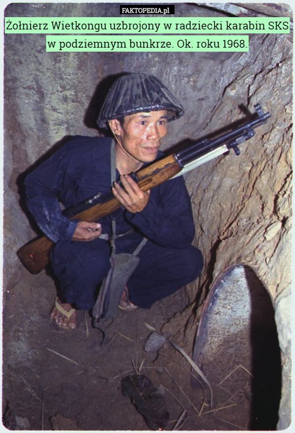 Żołnierz Wietkongu uzbrojony w radziecki karabin SKS w podziemnym bunkrze. Ok. roku 1968. 
