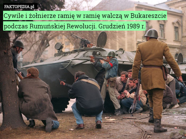 Cywile i żołnierze ramię w ramię walczą w Bukareszcie podczas Rumuńskiej Rewolucji. Grudzień 1989 r. 