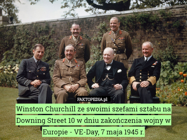 Winston Churchill ze swoimi szefami sztabu na Downing Street 10 w dniu zakończenia wojny w Europie - VE-Day, 7 maja 1945 r. 
