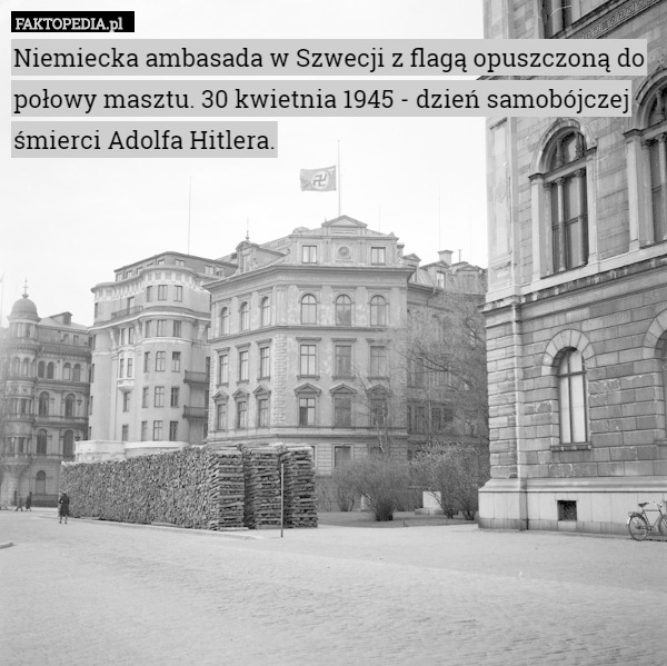 Niemiecka ambasada w Szwecji z flagą opuszczoną do połowy masztu. 30 kwietnia 1945 - dzień samobójczej śmierci Adolfa Hitlera. 
