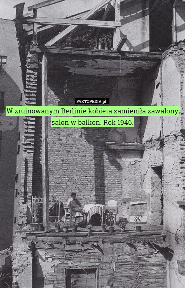 W zruinowanym Berlinie kobieta zamieniła zawalony salon w balkon. Rok 1946. 