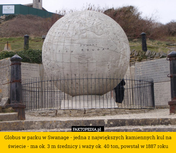 Globus w parku w Swanage - jedna z największych kamiennych kul na świecie - ma ok. 3 m średnicy i waży ok. 40 ton, powstał w 1887 roku 