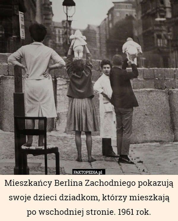 Mieszkańcy Berlina Zachodniego pokazują swoje dzieci dziadkom, którzy mieszkają po wschodniej stronie. 1961 rok. 