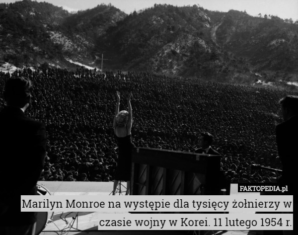 Marilyn Monroe na występie dla tysięcy żołnierzy w czasie wojny w Korei. 11 lutego 1954 r. 