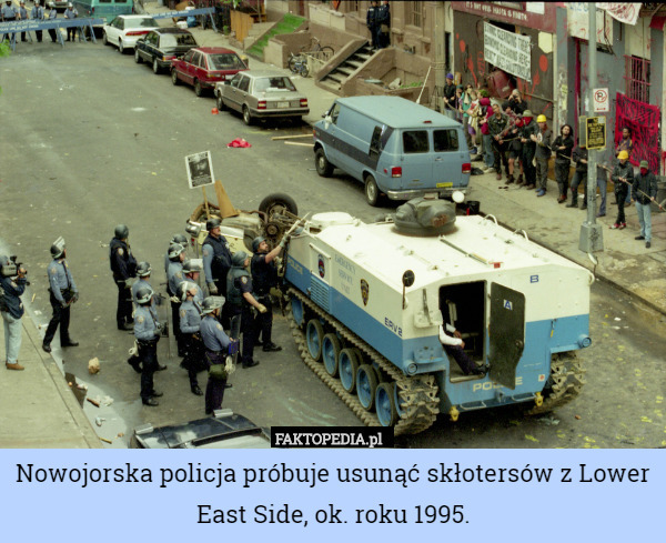 Nowojorska policja próbuje usunąć skłotersów z Lower East Side, ok. roku 1995. 