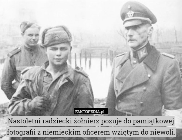 Nastoletni radziecki żołnierz pozuje do pamiątkowej fotografii z niemieckim oficerem wziętym do niewoli. 