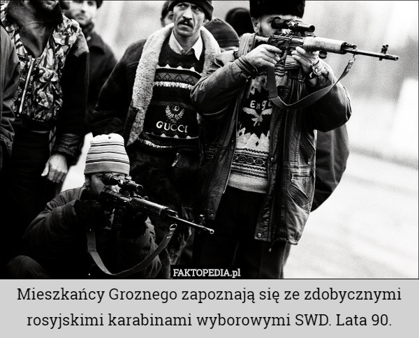 Mieszkańcy Groznego zapoznają się ze zdobycznymi rosyjskimi karabinami wyborowymi SWD. Lata 90. 