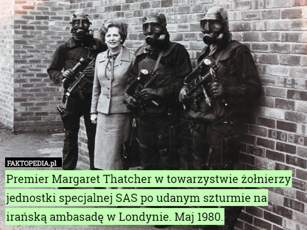 Premier Margaret Thatcher w towarzystwie żołnierzy jednostki specjalnej SAS po udanym szturmie na irańską ambasadę w Londynie. Maj 1980. 