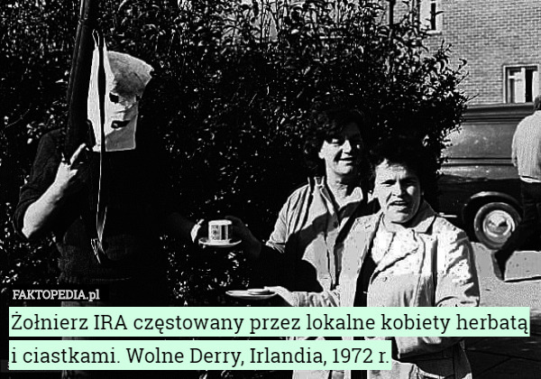 Żołnierz IRA częstowany przez lokalne kobiety herbatą i ciastkami. Wolne Derry, Irlandia, 1972 r. 