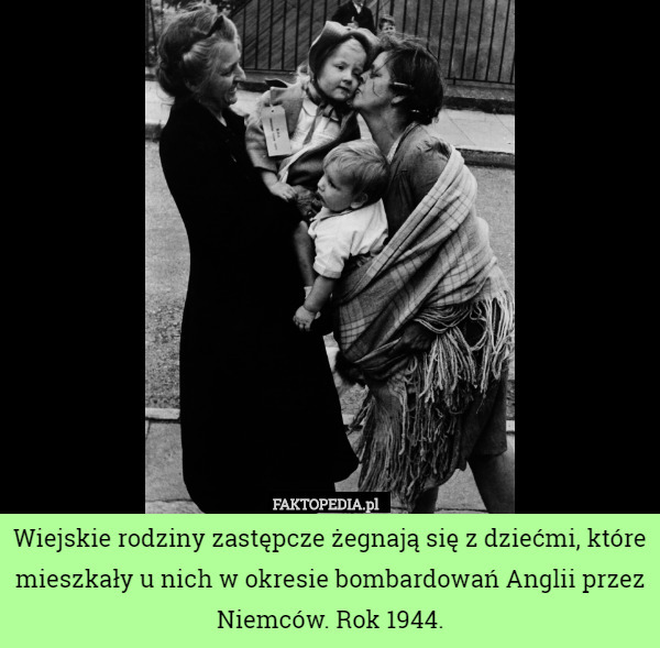 Wiejskie rodziny zastępcze żegnają się z dziećmi, które mieszkały u nich w okresie bombardowań Anglii przez Niemców. Rok 1944. 