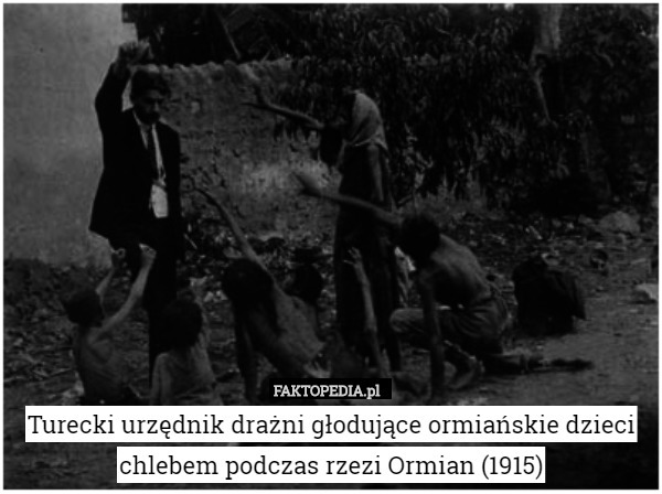 Turecki urzędnik drażni głodujące ormiańskie dzieci chlebem podczas rzezi Ormian (1915) 