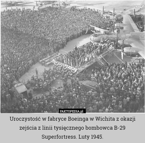 Uroczystość w fabryce Boeinga w Wichita z okazji zejścia z linii tysięcznego bombowca B-29 Superfortress. Luty 1945. 