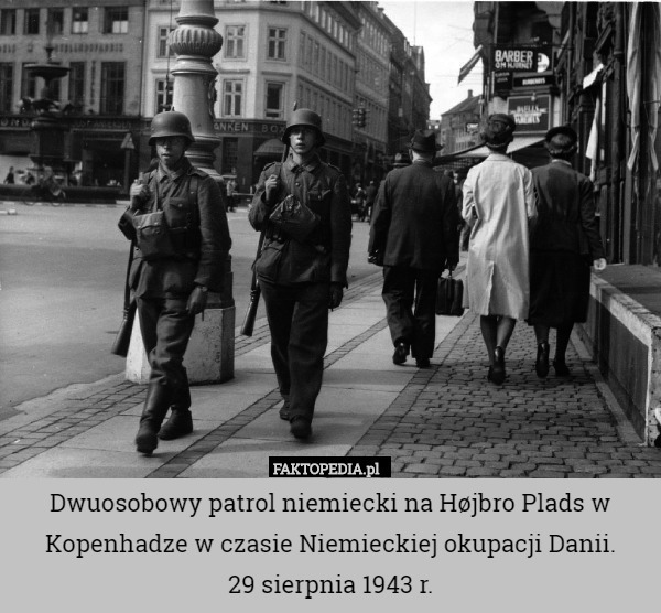 Dwuosobowy patrol niemiecki na Højbro Plads w Kopenhadze w czasie Niemieckiej okupacji Danii.
29 sierpnia 1943 r. 
