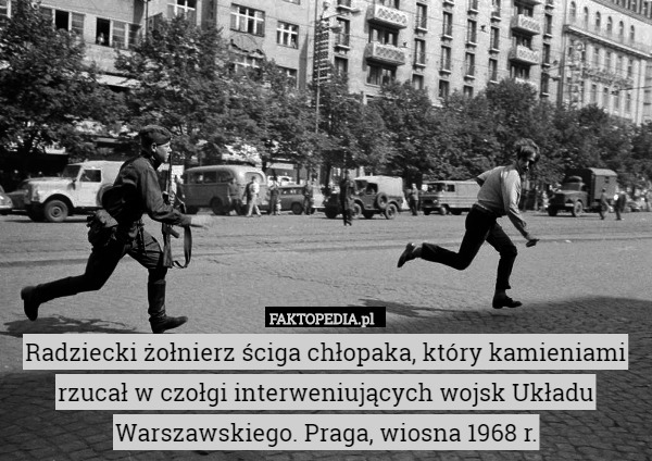 Radziecki żołnierz ściga chłopaka, który kamieniami rzucał w czołgi interweniujących wojsk Układu Warszawskiego. Praga, wiosna 1968 r. 