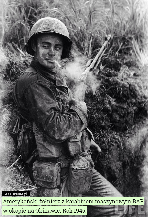 Amerykański żołnierz z karabinem maszynowym BAR w okopie na Okinawie. Rok 1945. 