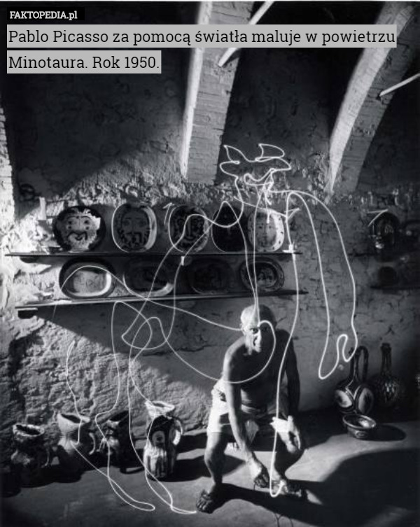 Pablo Picasso za pomocą światła maluje w powietrzu Minotaura. Rok 1950. 