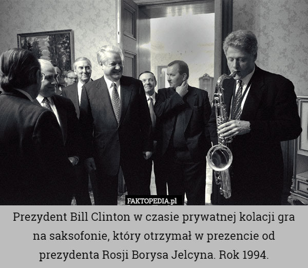 Prezydent Bill Clinton w czasie prywatnej kolacji gra na saksofonie, który otrzymał w prezencie od prezydenta Rosji Borysa Jelcyna. Rok 1994. 