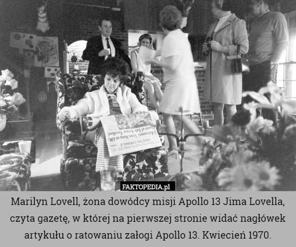 Marilyn Lovell, żona dowódcy misji Apollo 13 Jima Lovella, czyta gazetę, w której na pierwszej stronie widać nagłówek artykułu o ratowaniu załogi Apollo 13. Kwiecień 1970. 