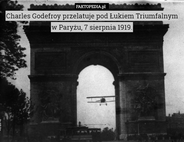 Charles Godefroy przelatuje pod Łukiem Triumfalnym w Paryżu, 7 sierpnia 1919. 
