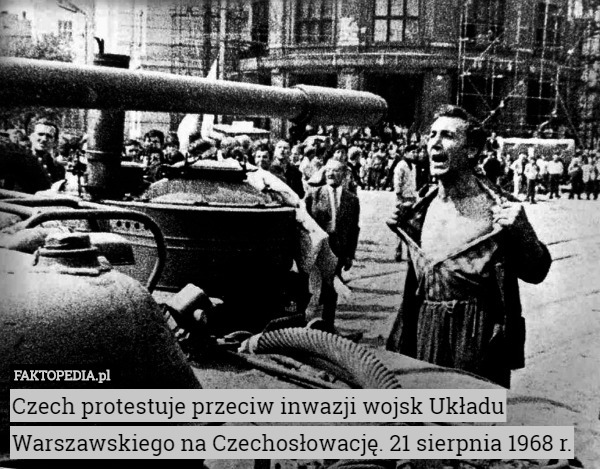 Czech protestuje przeciw inwazji wojsk Układu Warszawskiego na Czechosłowację. 21 sierpnia 1968 r. 