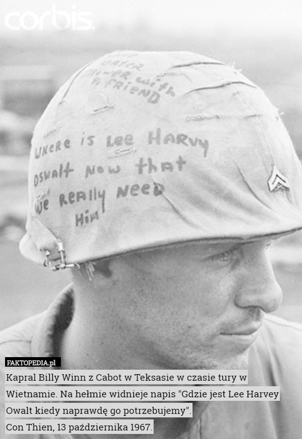 Kapral Billy Winn z Cabot w Teksasie w czasie tury w Wietnamie. Na hełmie widnieje napis "Gdzie jest Lee Harvey Owalt kiedy naprawdę go potrzebujemy".
Con Thien, 13 października 1967. 