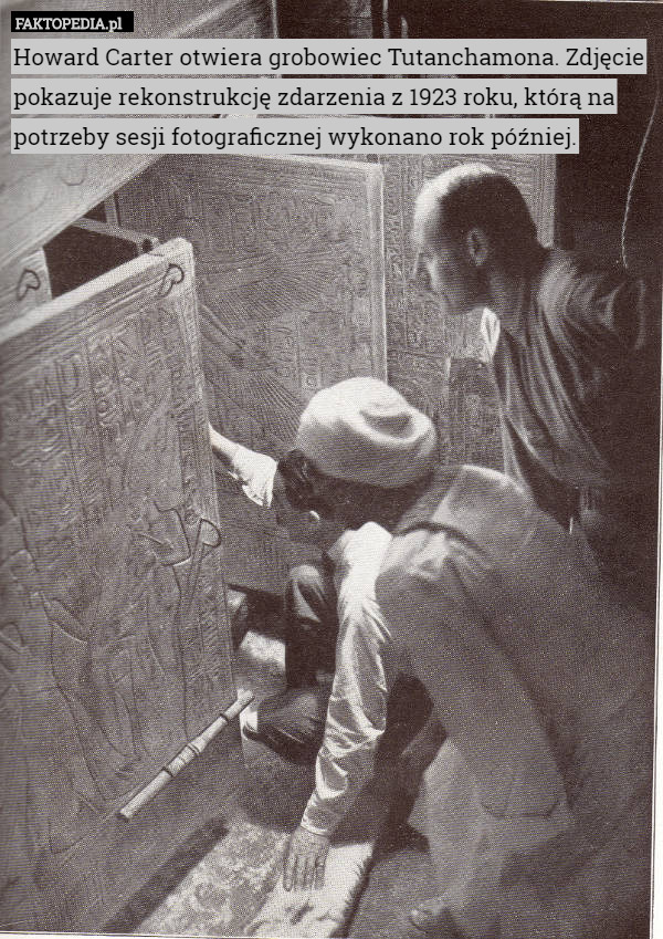 Howard Carter otwiera grobowiec Tutanchamona. Zdjęcie pokazuje rekonstrukcję zdarzenia z 1923 roku, którą na potrzeby sesji fotograficznej wykonano rok później. 