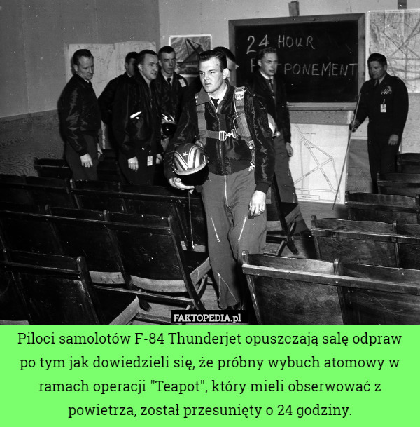 Piloci samolotów F-84 Thunderjet opuszczają salę odpraw po tym jak dowiedzieli się, że próbny wybuch atomowy w ramach operacji "Teapot", który mieli obserwować z powietrza, został przesunięty o 24 godziny. 