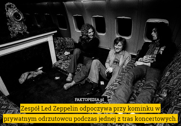 Zespół Led Zeppelin odpoczywa przy kominku w prywatnym odrzutowcu podczas jednej z tras koncertowych. 