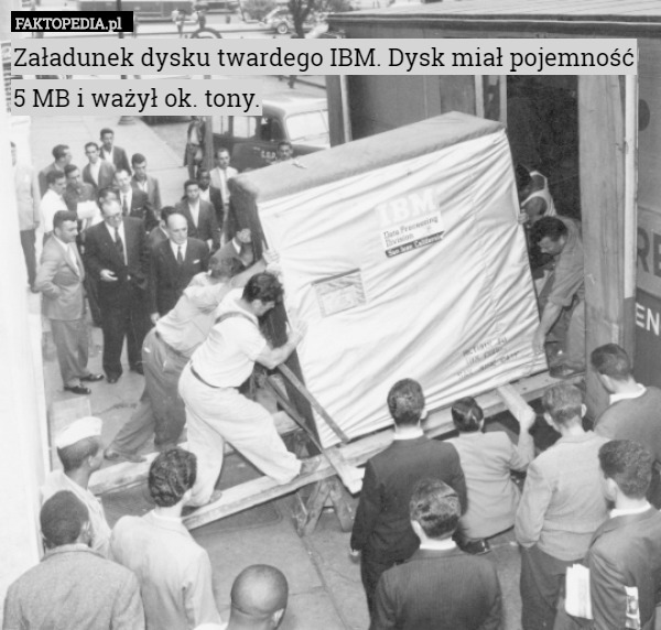 Załadunek dysku twardego IBM. Dysk miał pojemność 5 MB i ważył ok. tony. 