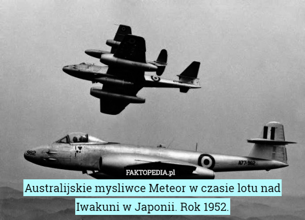 Australijskie mysliwce Meteor w czasie lotu nad Iwakuni w Japonii. Rok 1952. 