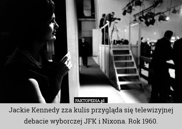 Jackie Kennedy zza kulis przygląda się telewizyjnej debacie wyborczej JFK i Nixona. Rok 1960. 