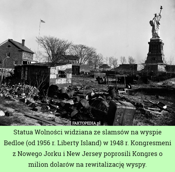 Statua Wolności widziana ze slamsów na wyspie Bedloe (od 1956 r. Liberty Island) w 1948 r. Kongresmeni z Nowego Jorku i New Jersey poprosili Kongres o milion dolarów na rewitalizację wyspy. 
