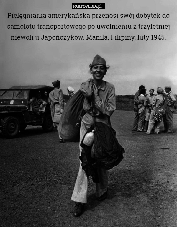 Pielęgniarka amerykańska przenosi swój dobytek do samolotu transportowego po uwolnieniu z trzyletniej niewoli u Japończyków. Manila, Filipiny, luty 1945. 