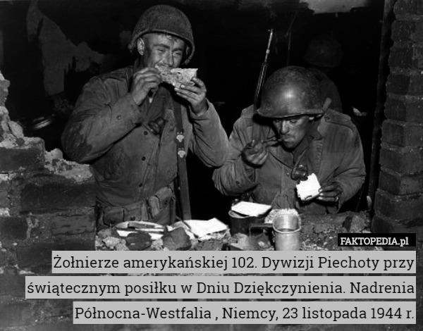Żołnierze amerykańskiej 102. Dywizji Piechoty przy świątecznym posiłku w Dniu Dziękczynienia. Nadrenia Północna-Westfalia , Niemcy, 23 listopada 1944 r. 
