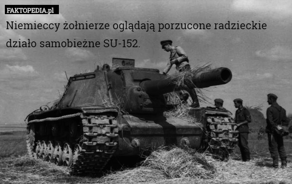 Niemieccy żołnierze oglądają porzucone radzieckie działo samobieżne SU-152. 