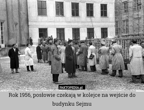 Rok 1956, posłowie czekają w kolejce na wejście do budynku Sejmu 