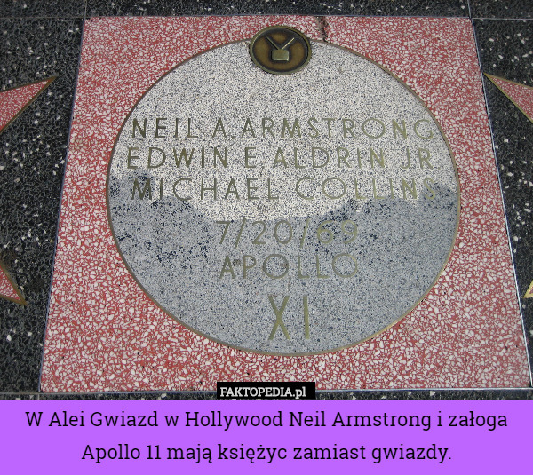 W Alei Gwiazd w Hollywood Neil Armstrong i załoga Apollo 11 mają księżyc zamiast gwiazdy. 