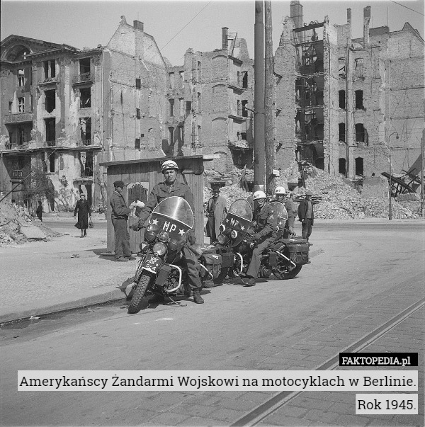 Amerykańscy Żandarmi Wojskowi na motocyklach w Berlinie. Rok 1945. 