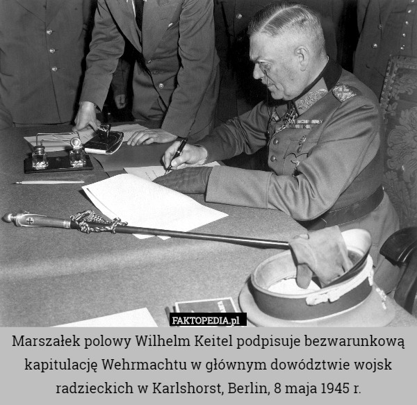 Marszałek polowy Wilhelm Keitel podpisuje bezwarunkową kapitulację Wehrmachtu w głównym dowództwie wojsk radzieckich w Karlshorst, Berlin, 8 maja 1945 r. 