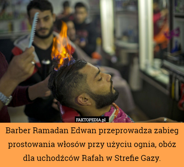 Barber Ramadan Edwan przeprowadza zabieg prostowania włosów przy użyciu ognia, obóz dla uchodźców Rafah w Strefie Gazy. 