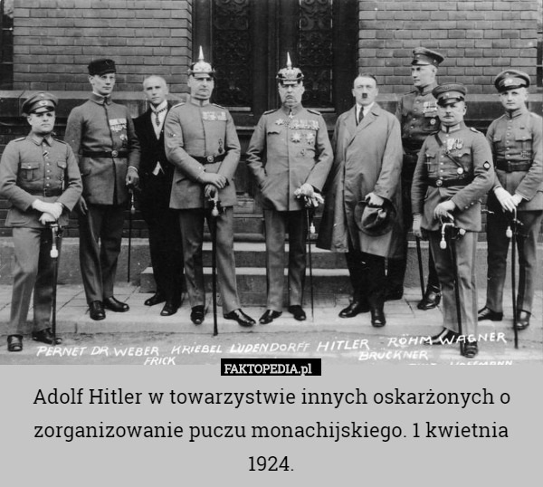 Adolf Hitler w towarzystwie innych oskarżonych o zorganizowanie puczu monachijskiego. 1 kwietnia 1924. 