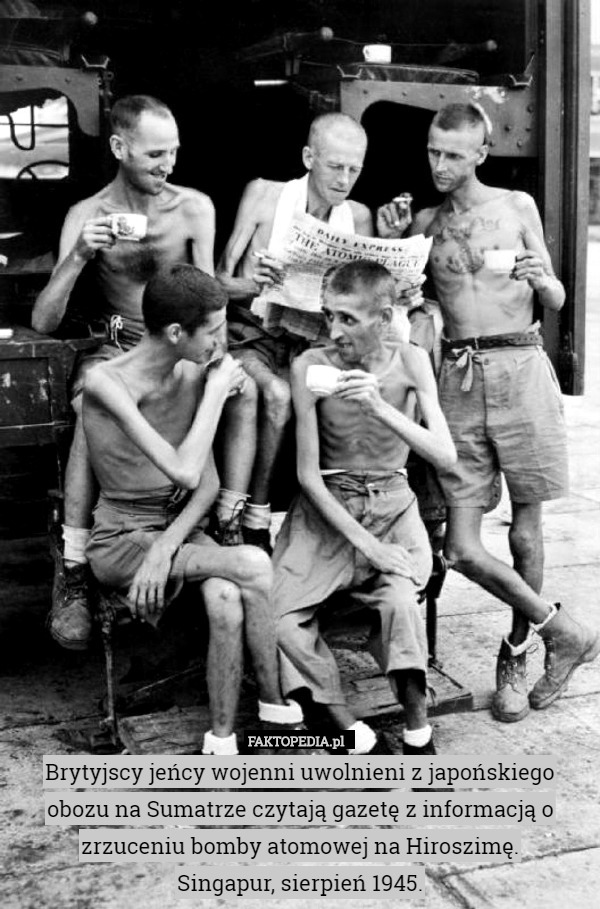 Brytyjscy jeńcy wojenni uwolnieni z japońskiego obozu na Sumatrze czytają gazetę z informacją o zrzuceniu bomby atomowej na Hiroszimę.
Singapur, sierpień 1945. 