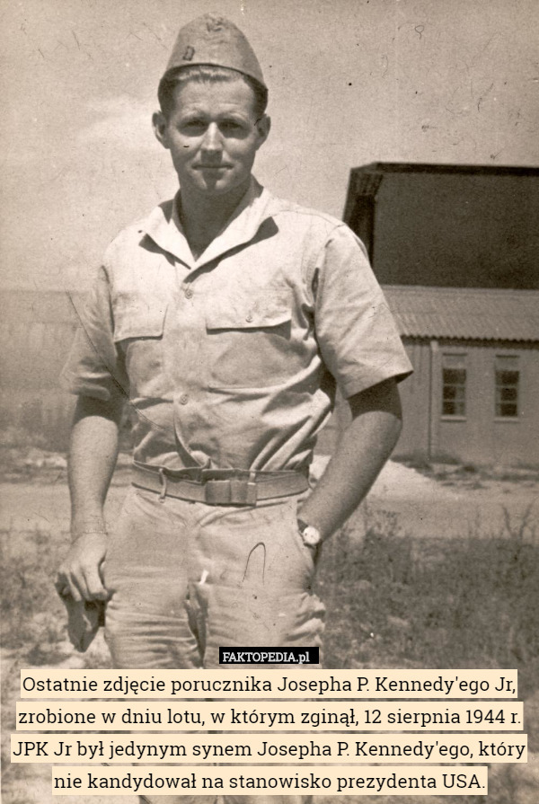 Ostatnie zdjęcie porucznika Josepha P. Kennedy'ego Jr, zrobione w dniu lotu, w którym zginął, 12 sierpnia 1944 r.
JPK Jr był jedynym synem Josepha P. Kennedy'ego, który nie kandydował na stanowisko prezydenta USA. 
