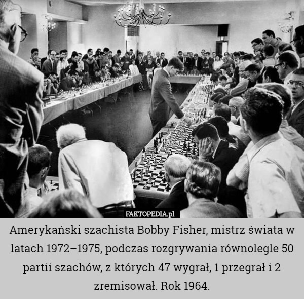 Amerykański szachista Bobby Fisher, mistrz świata w latach 1972–1975, podczas rozgrywania równolegle 50 partii szachów, z których 47 wygrał, 1 przegrał i 2 zremisował. Rok 1964. 