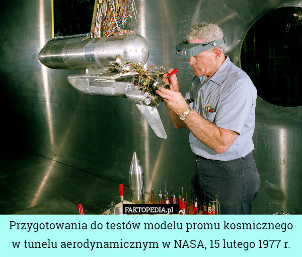 Przygotowania do testów modelu promu kosmicznego w tunelu aerodynamicznym w NASA, 15 lutego 1977 r. 